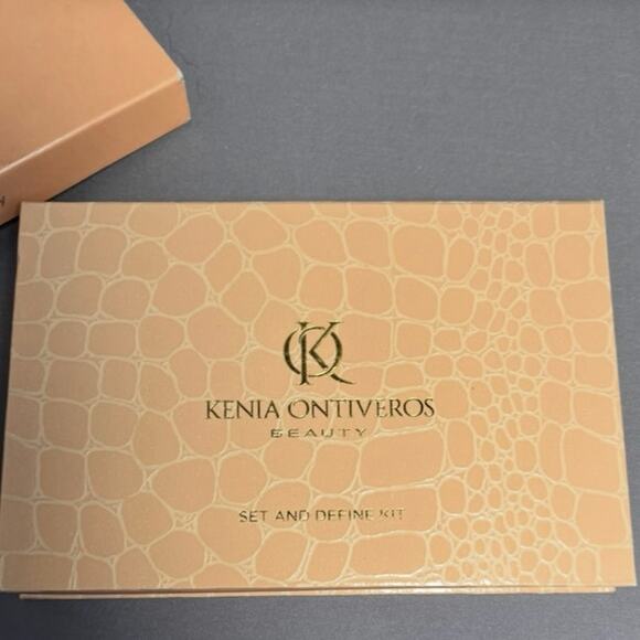 Kenia Ontiveros Beauty Set and
Define Kit Mattify set highlight contour bronze - Picture 2 of 6